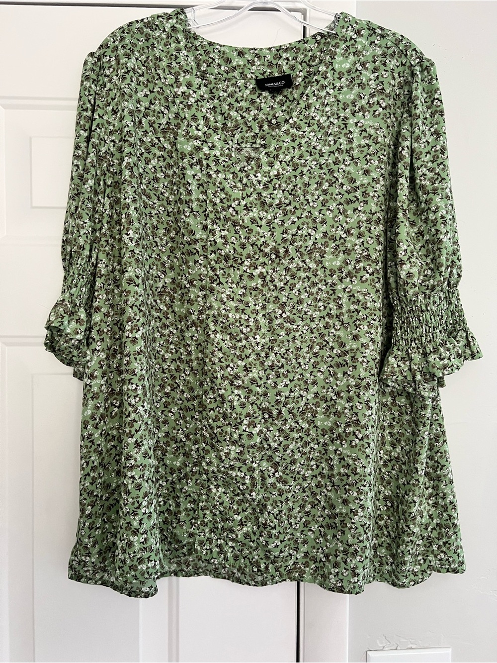 Jones New York Green Floral Long Sleeve Smocked Cuff blouse